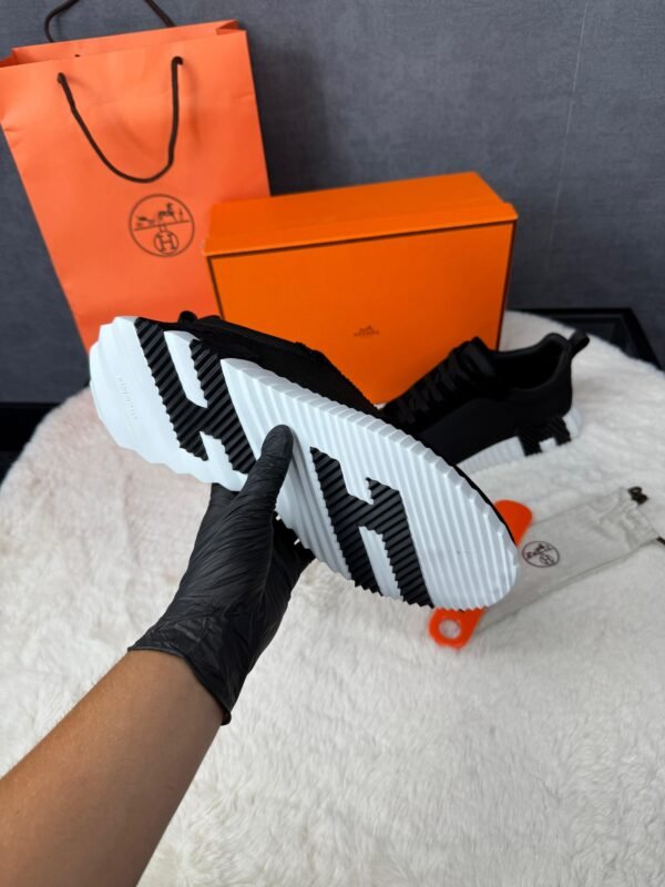 Hermes Bouncing Black White Ribbels