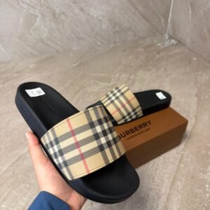 Burberry Slippers Beige