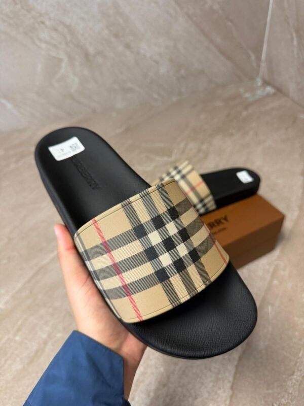 Burberry Slippers Beige