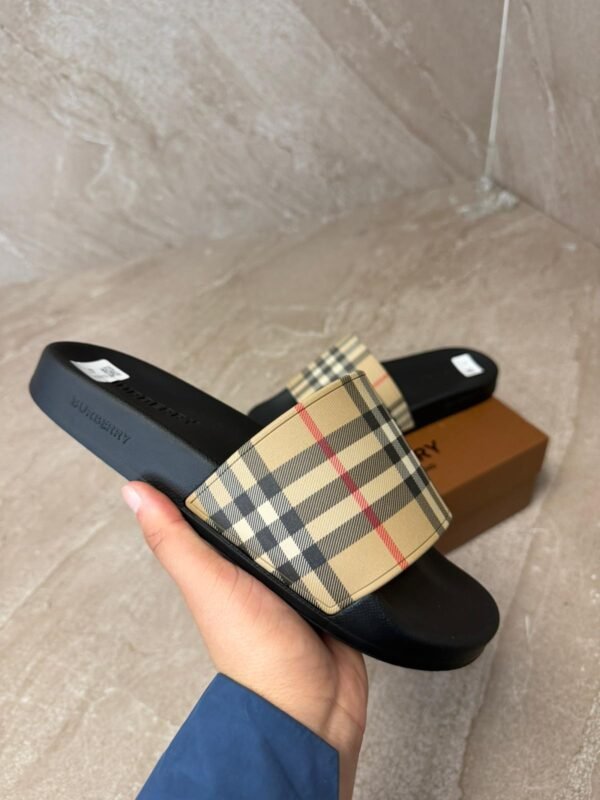 Burberry Slippers Beige